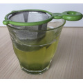 透明なコップで緑茶を淹れています