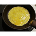 まずは薄焼き卵を黄身だけで焼いていきます