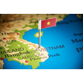 地図上にたてられたベトナム国旗
