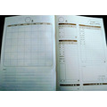 最初のページは1か月のカレンダー。続いて収入欄と今月の決まった支出欄