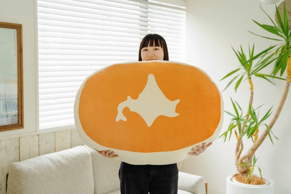 巨大蒸しパンのフワフワぬいぐるみ当たる！『北海道チーズ蒸しケーキFAN BOOK』重版記念キャンペーン開始(9/17-30) 画像