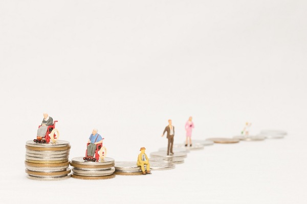 世帯所得 ≦ 33万円だと8.5割軽減となる「後期高齢者医療保険」　国保との違いや、段階的な改正に注意すべき点をまとめました。 画像