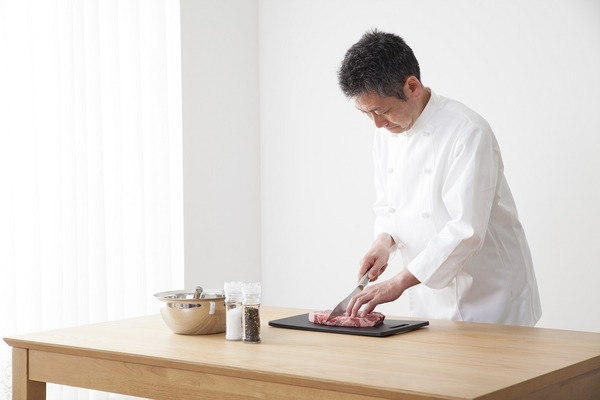 1人3,000円から呼べる「出張料理」、レストランを選べる「デリバリーアプリ」など4つを紹介。 画像