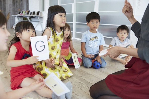 元子ども英会話講師の私によくある質問「子供に早くから英語を習わせた方がいいの？」について本音で語ります。 画像
