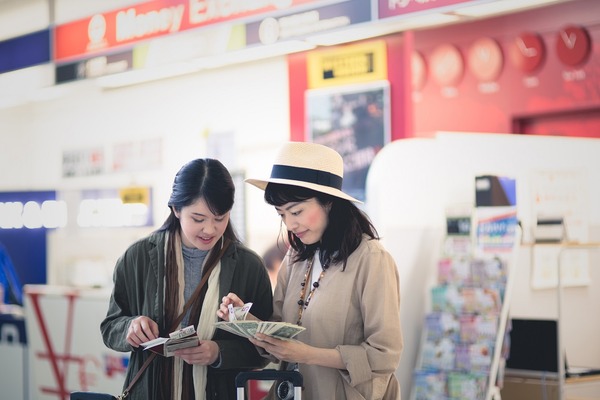 海外旅行で「外貨両替」するなら、やっぱり「キャッシング」がお得？　筆者が徹底検証し、お得な「クレジットカード」も紹介します。 画像