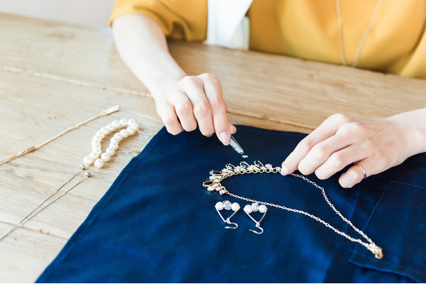 100均グッズで簡単リメイクアクセ　使わず、捨てられずに眠っているアクセサリーをDIYでリニューアル。 画像