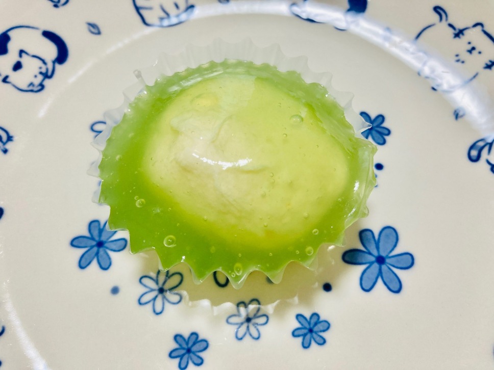 緑色部分はわらび餅で中の白いものはマシュマロ