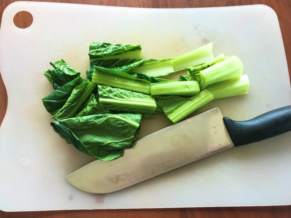 小松菜を切っています