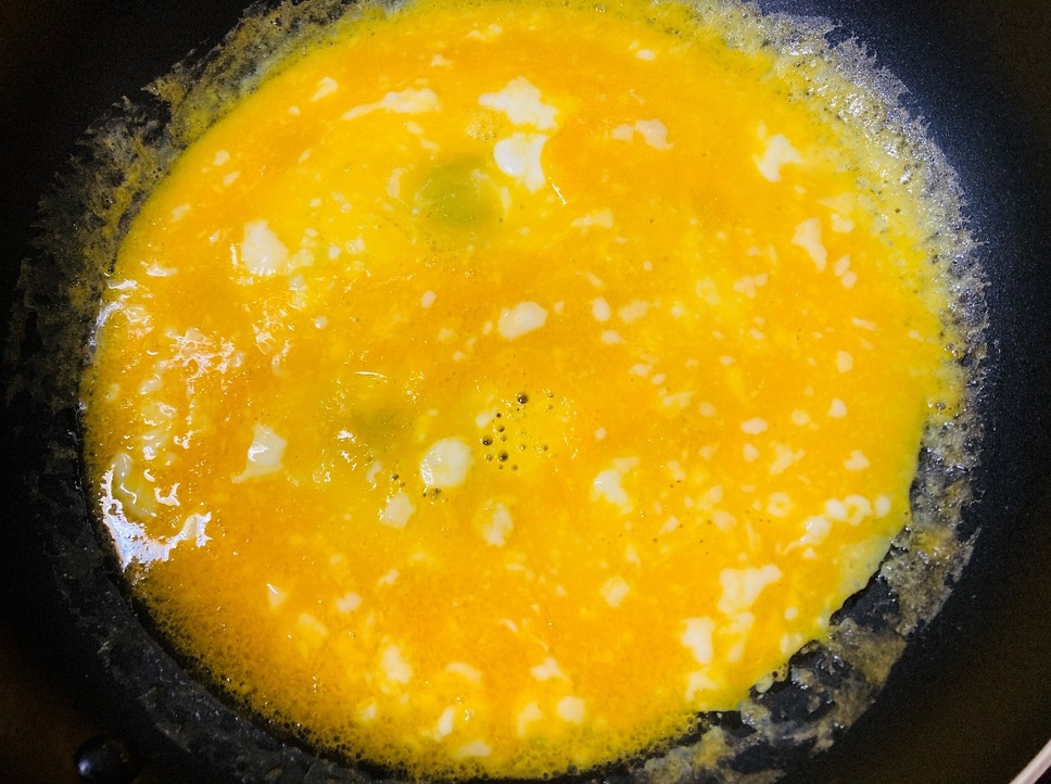 薄焼き卵を作っています