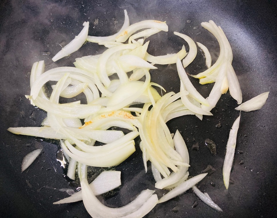 薄切りの玉ねぎを炒めていきます