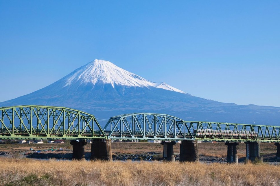 電車から富士山をのぞむ