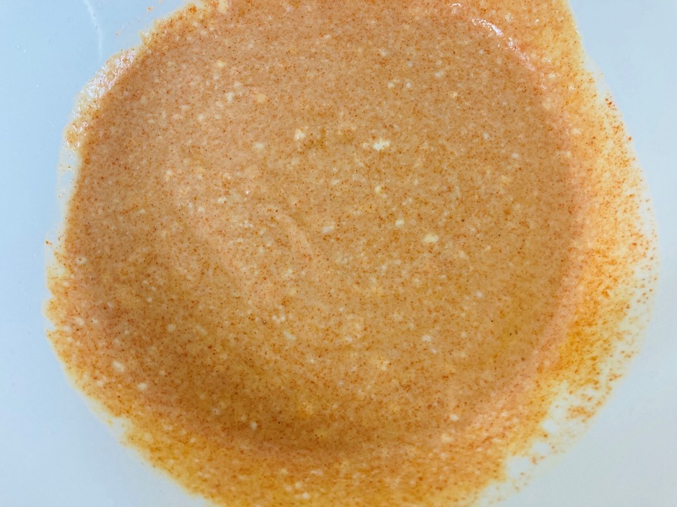ヨーグルト・中華ペースト・チリパウダー・クミン・おろしにんにく・おろし生姜を加えたらよく混ぜ合わせます