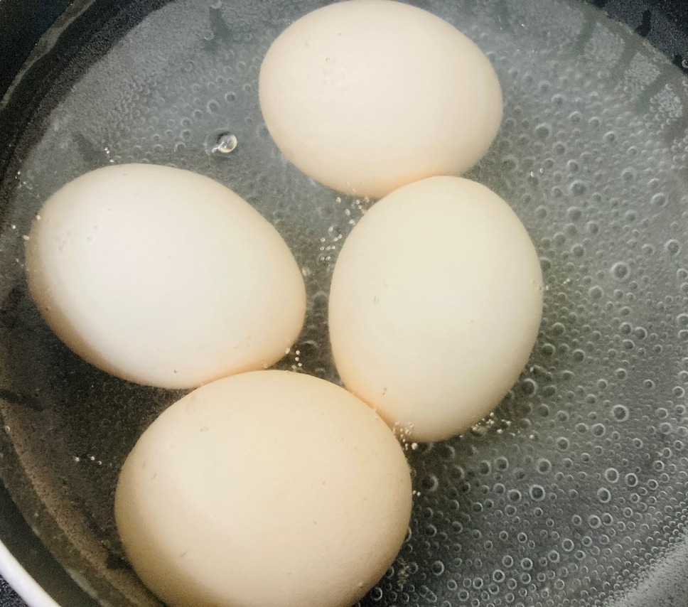 卵を約7分程度茹でたら流水で洗いながら殻を剥きます