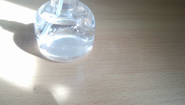 水が入った容器が光に当たるととっても幻想的で美しい