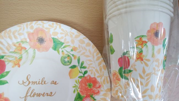 花柄の紙皿とコップ