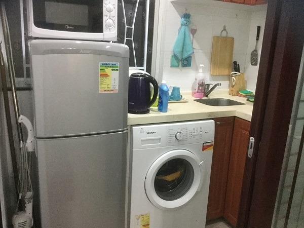 香港：洗濯機と冷蔵庫付き