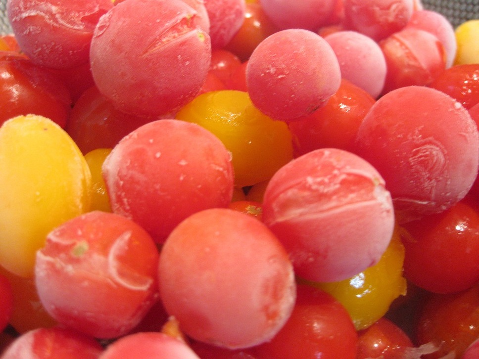 トマトやミニトマトは、そのままの状態で冷凍できます。