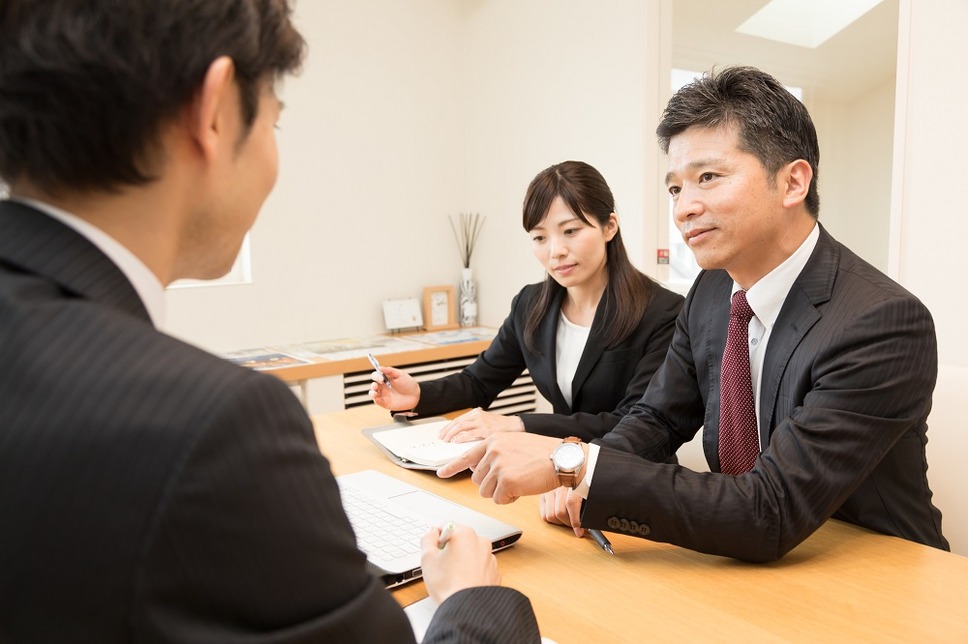 銀行員の質問には慎重に答える