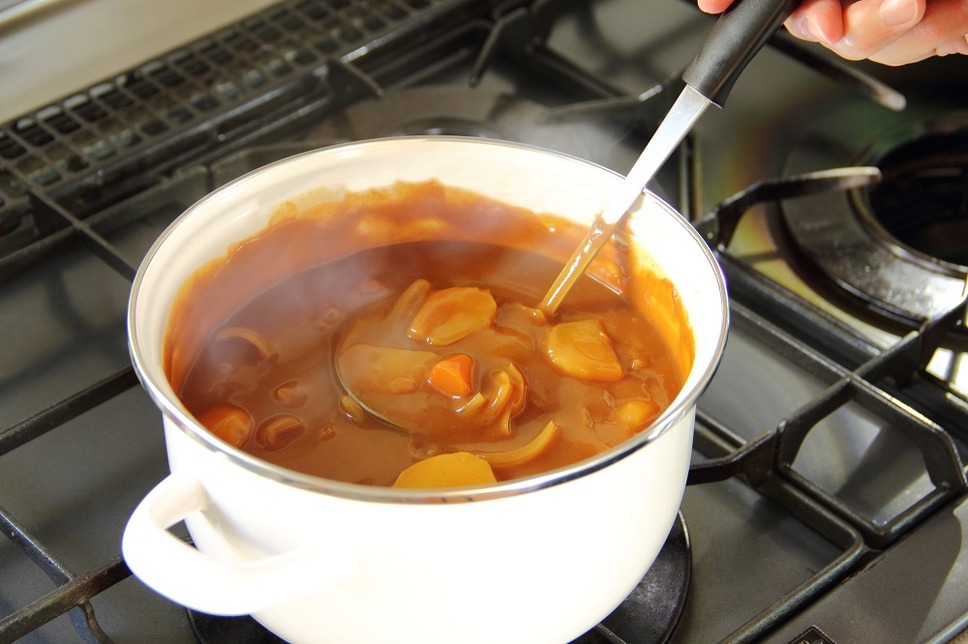 カレーを煮込む