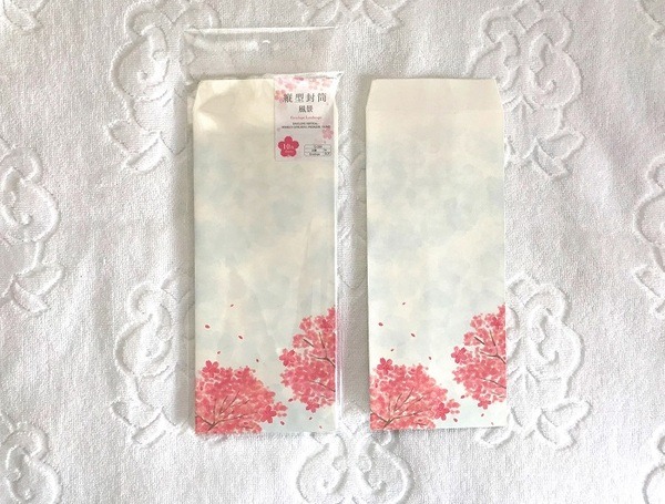 白地に桜柄の縦型封筒