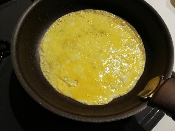 まずは薄焼き卵を黄身だけで焼いていきます
