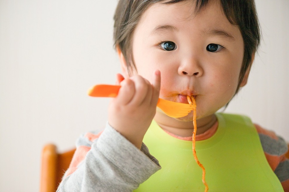 食事中の幼児