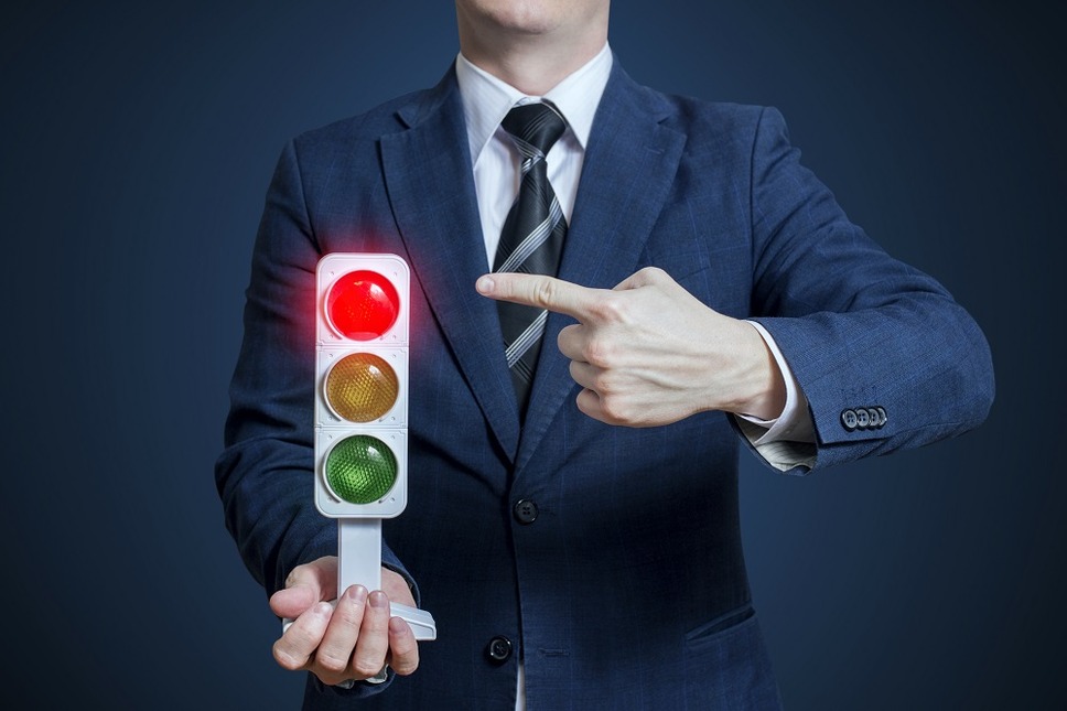 他人の視線が気になっているなら赤信号