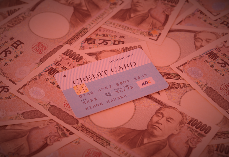 千円札とクレジットカード