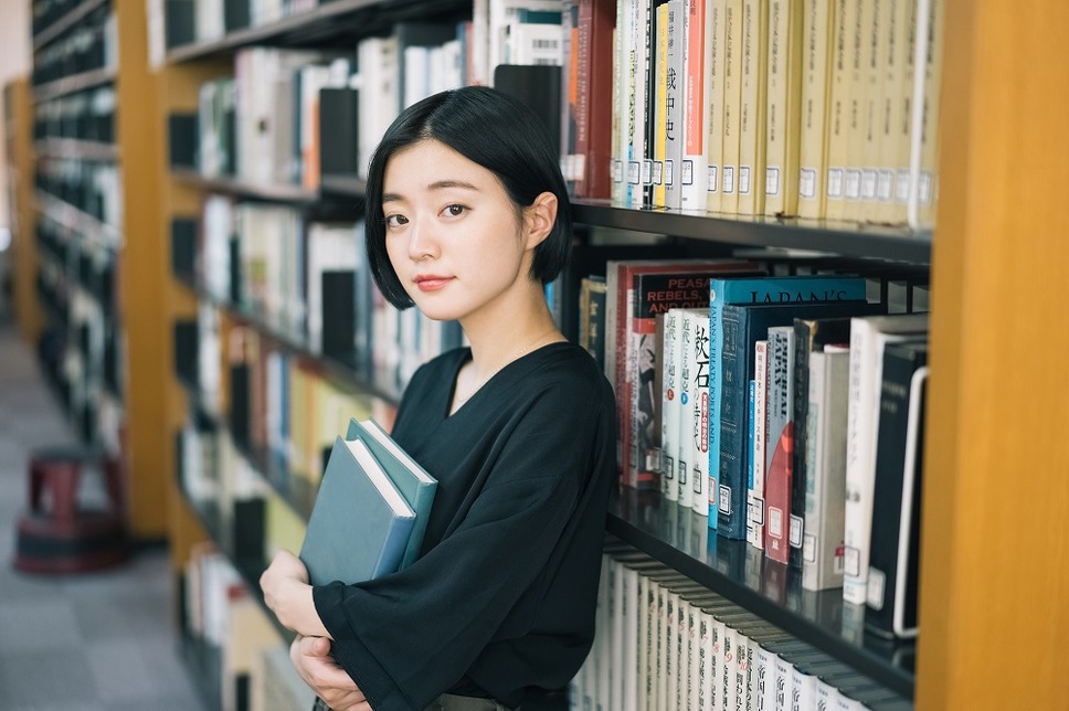 図書館にいる女性