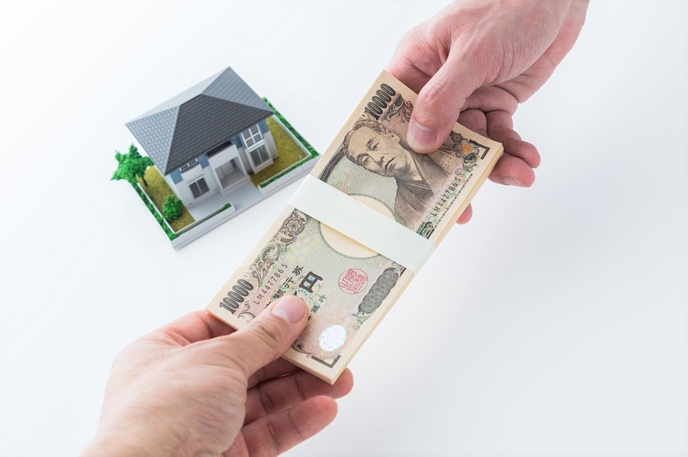 家の模型と現金