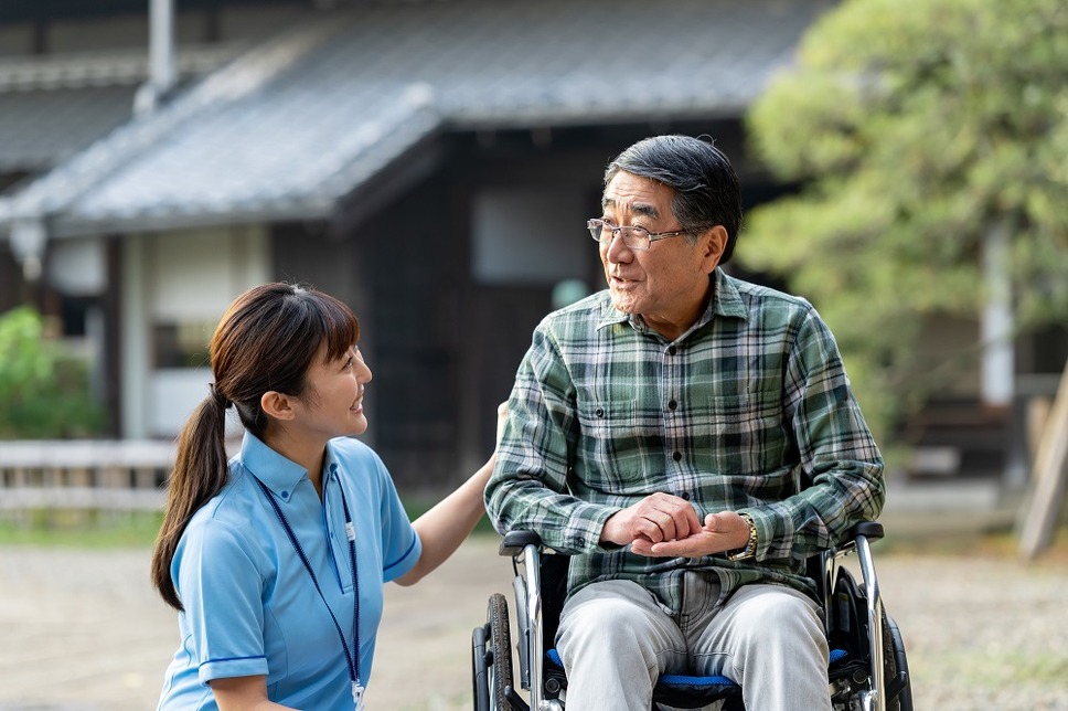介護職員と車椅子の老人