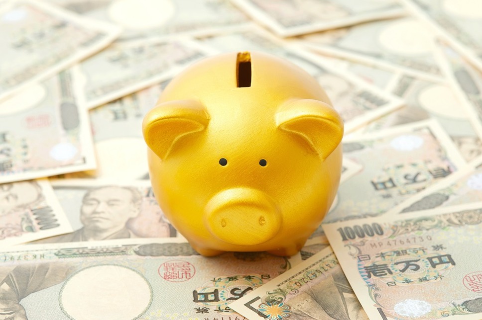 金の豚の貯金箱と一万円札