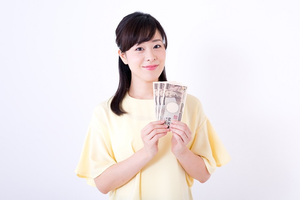 3万円を持った女性