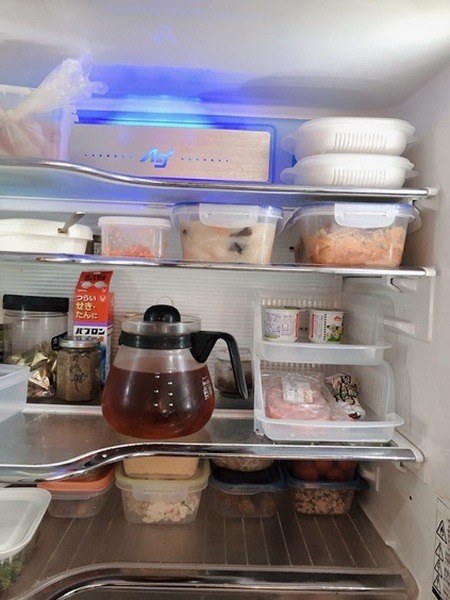 冷蔵庫に並ぶ作り置きの保存容器