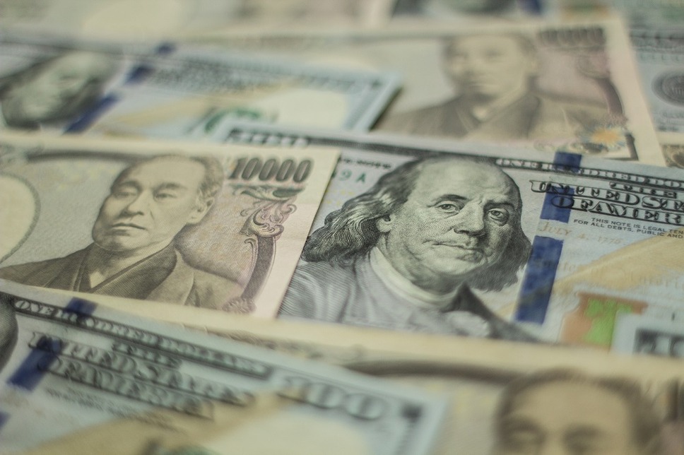 日本円とドル紙幣