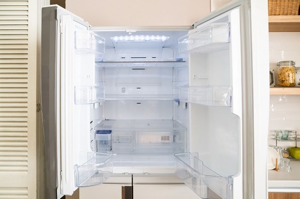からっぽの冷蔵庫