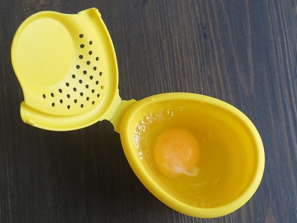 100均温泉卵メーカーレンジタイプに卵を割り入れたところ