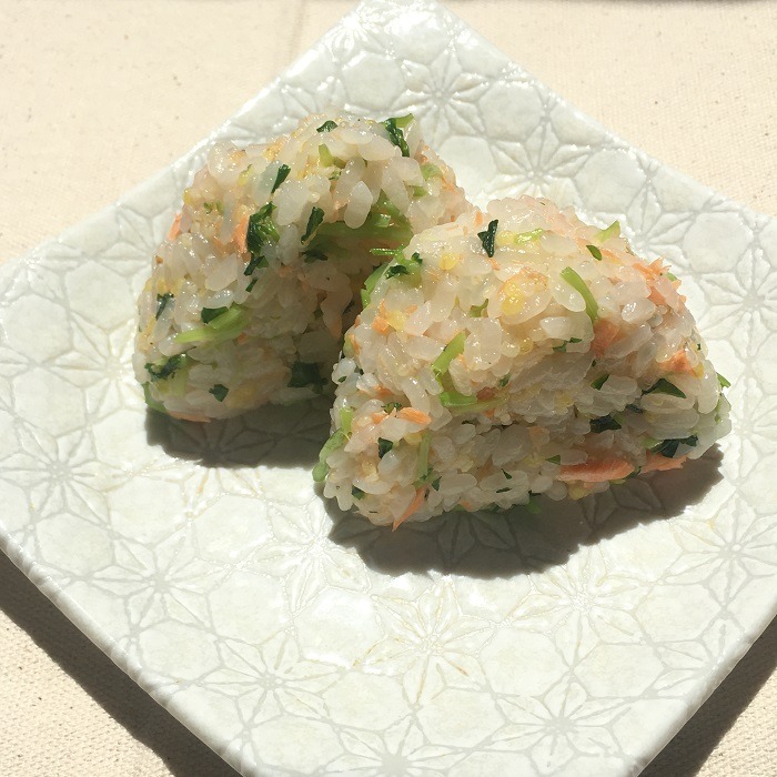 豆苗と鮭のおにぎり