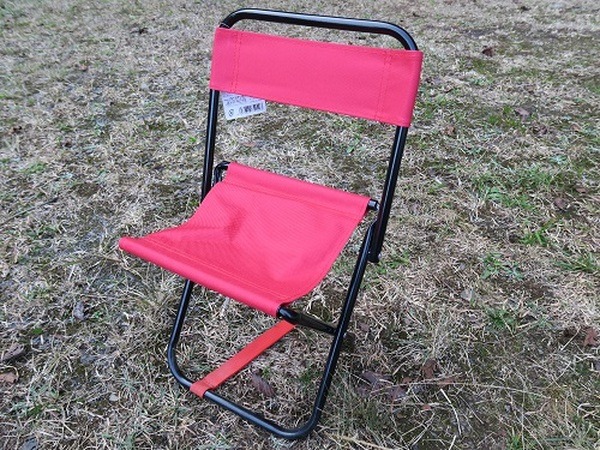 ワッツの300円折りたたみ椅子背もたれありタイプ