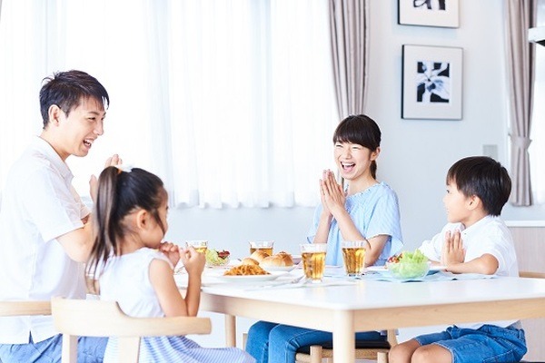 家族で食事　明るい食卓