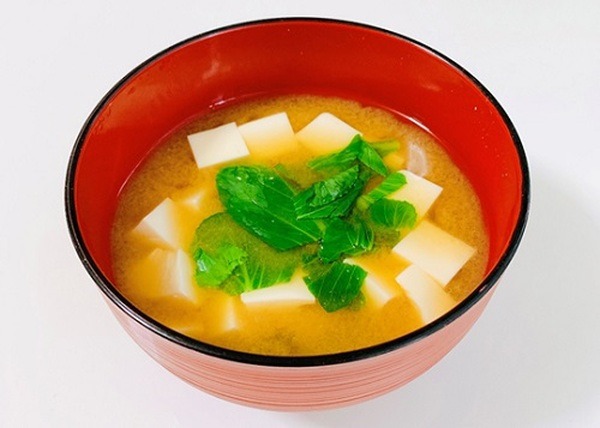 チンゲンサイと豆腐の味噌汁