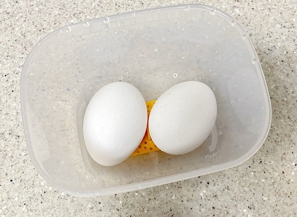 生卵を2つ入れる