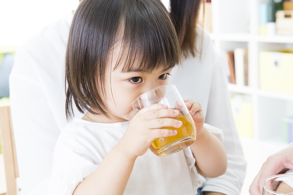 お茶を飲む幼児