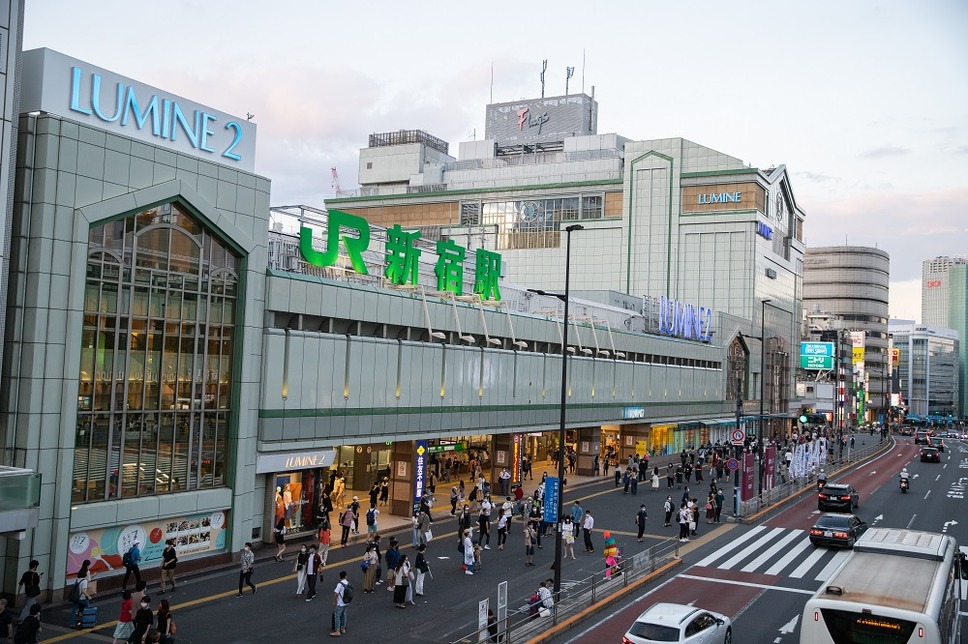 ルミネのある新宿駅